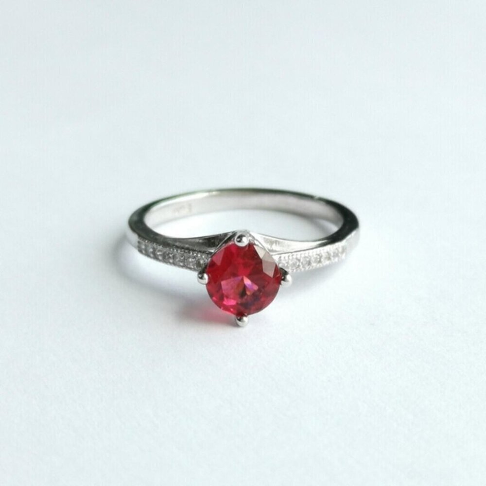 Ruby solitaire ring in Sterling Silver and White Sapphire size 6 🆕